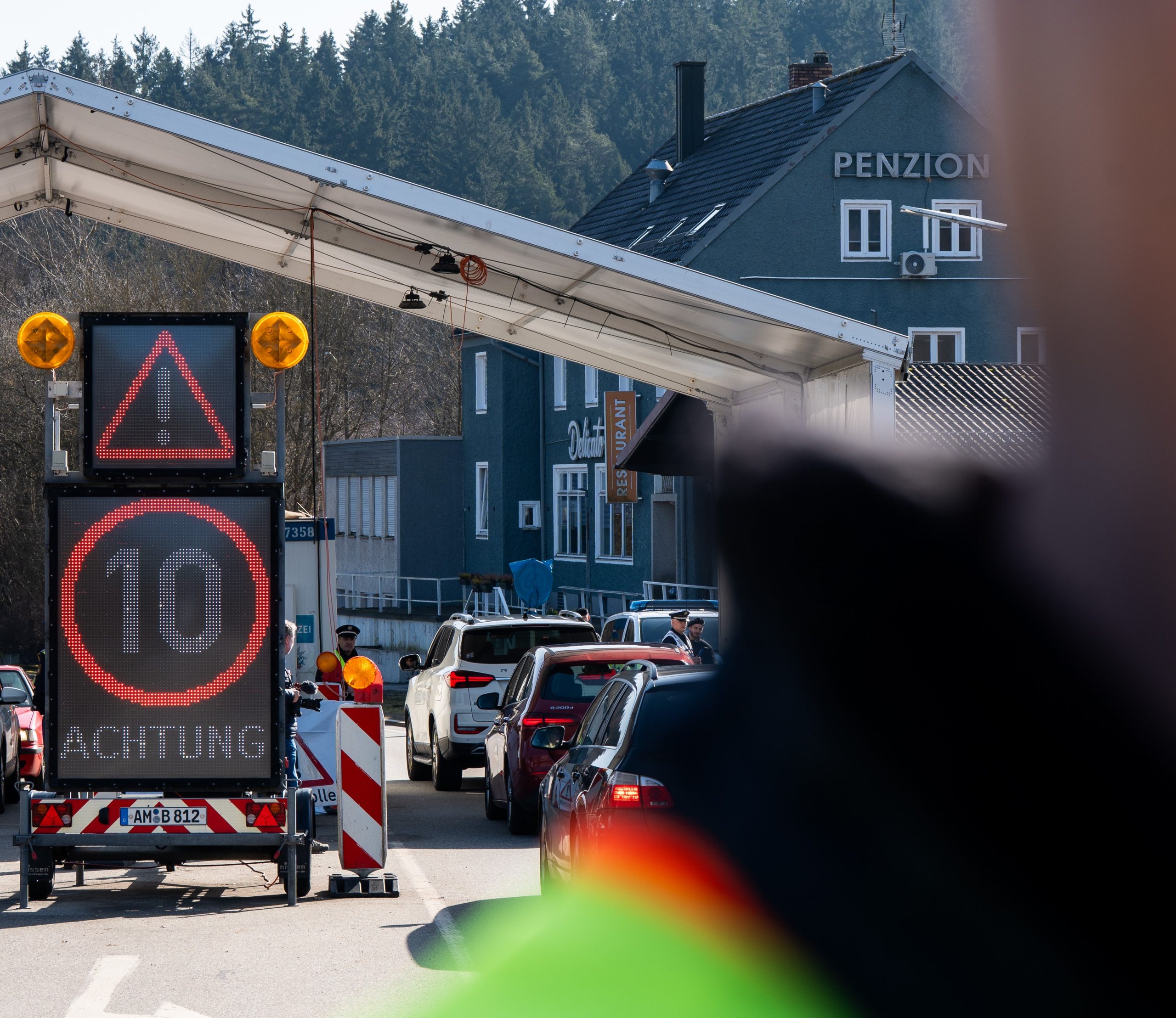 Unerlaubte Einreisen an der Grenze… Nehmen ab.
